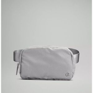Lululemon Everywhere Belt Bag (New Version) - Seal Grey/Graphite Grey